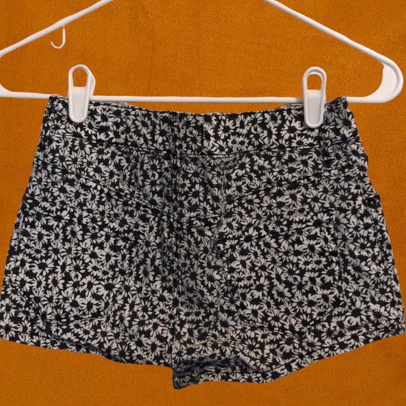 High-waisted shorts - Picture 3 of 3